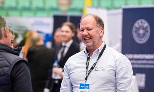 Man ler och pratar med besökare på mässan Företagardagarna i Ängelholm