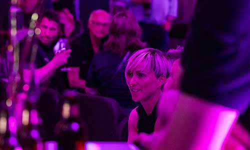 Grupp med människor roar sig på after work efter mässan Företagardagarna i Ängelholm